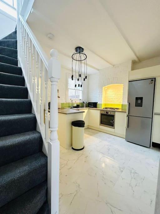 Elegant House In Stratford Apartment London Exterior photo