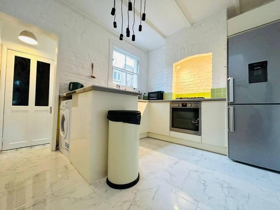 Elegant House In Stratford Apartment London Exterior photo