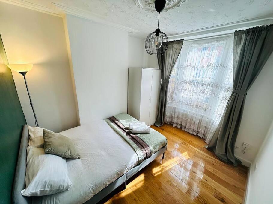 Elegant House In Stratford Apartment London Exterior photo