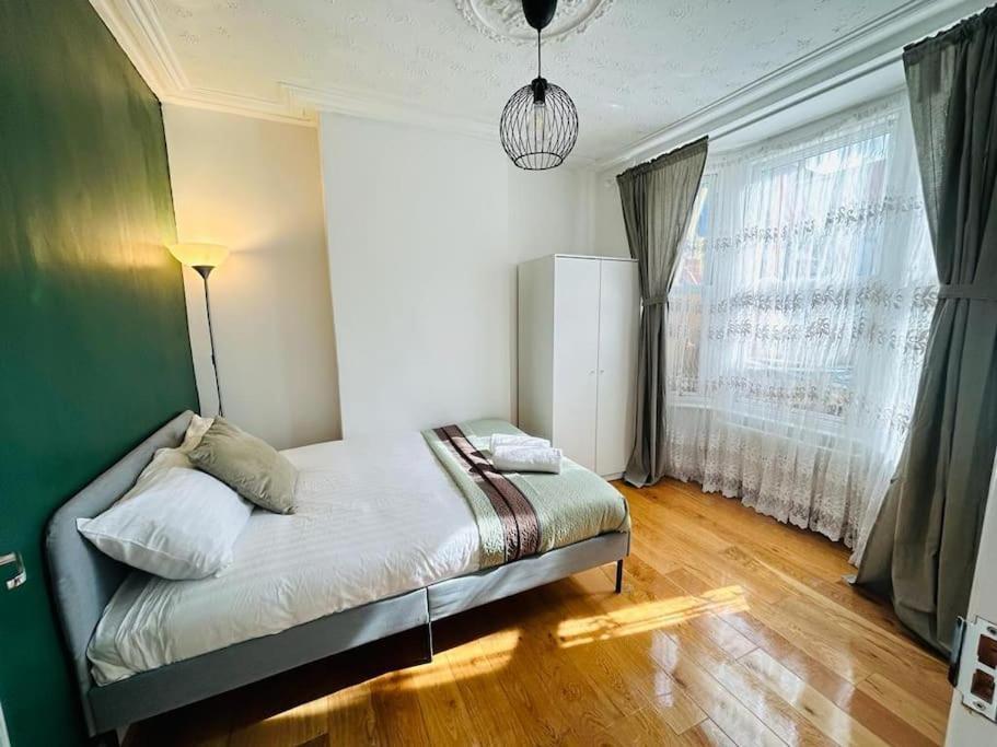 Elegant House In Stratford Apartment London Exterior photo