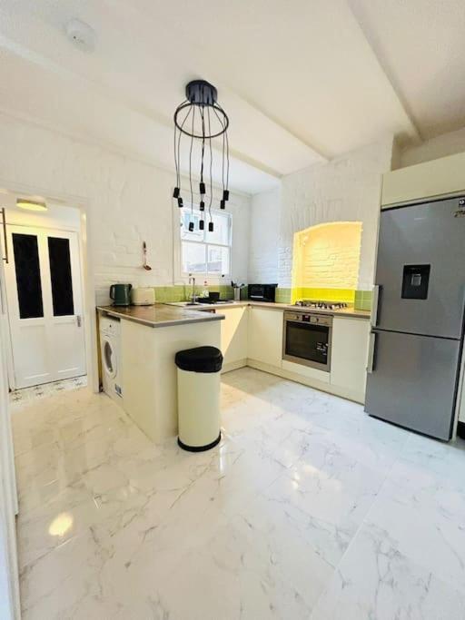 Elegant House In Stratford Apartment London Exterior photo